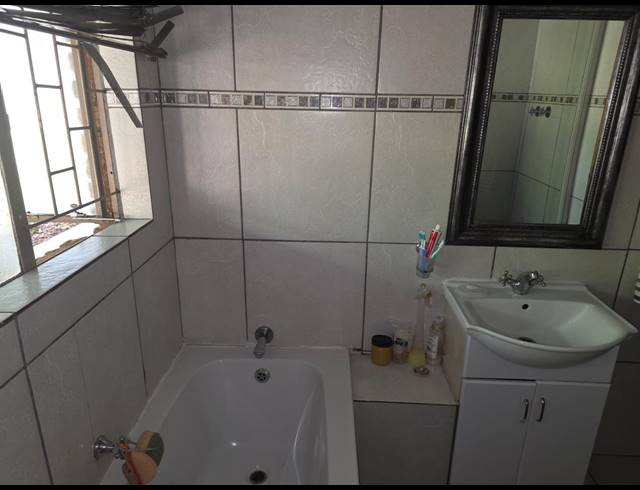 5 BEDROOM HOUSE FOR SALE IN FLORA PARK